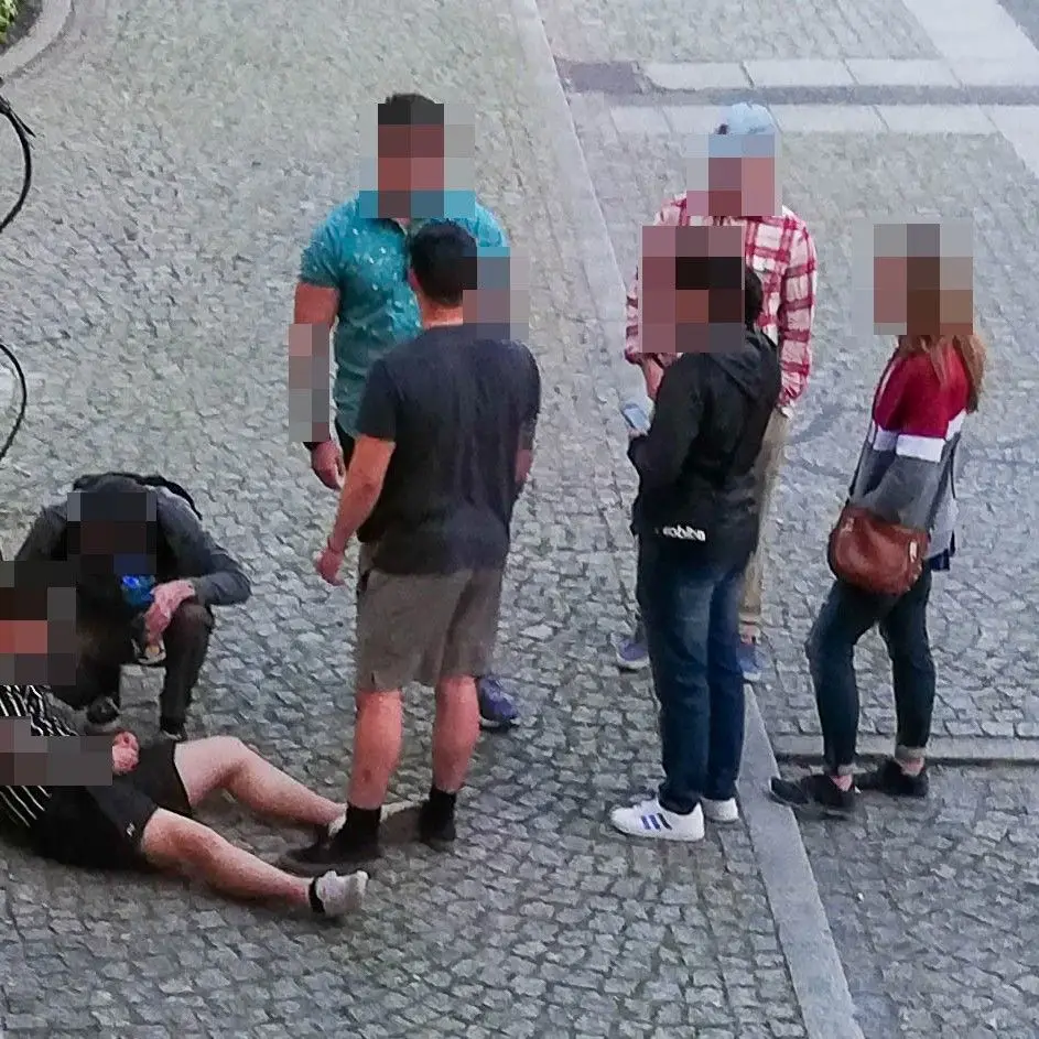 Rynek: Ludzie dookoła leżącego mężczyzny