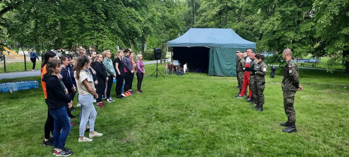 Kobiety ćwiczyły samoobronę w bolesławieckim parku