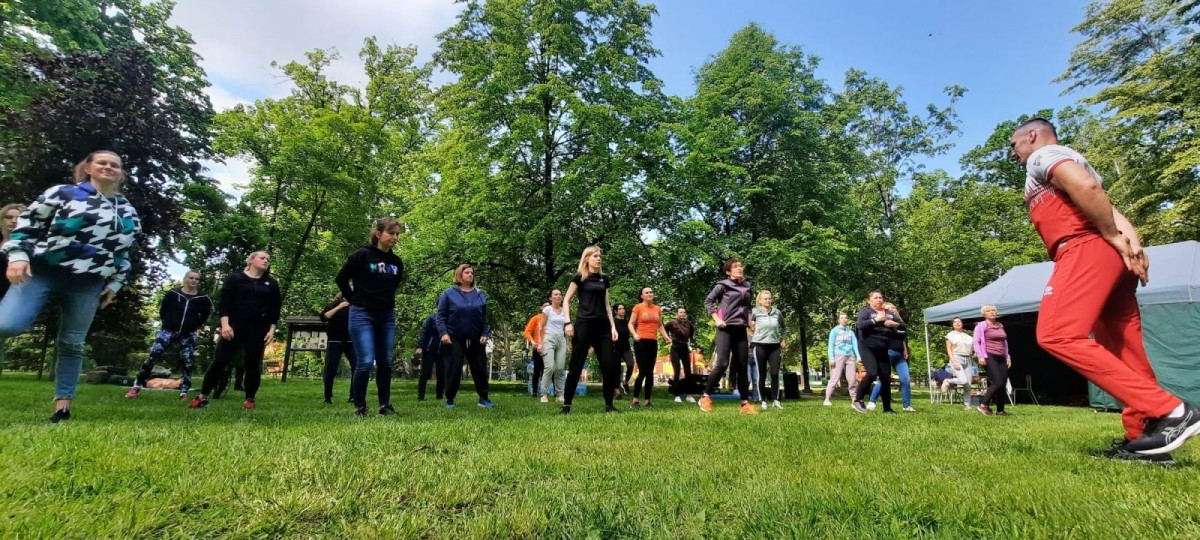 Kobiety ćwiczyły samoobronę w bolesławieckim parku