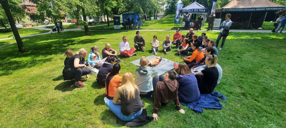 Kobiety ćwiczyły samoobronę w bolesławieckim parku