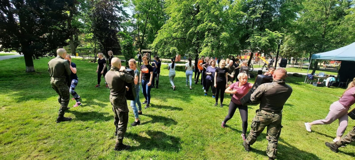 Kobiety ćwiczyły samoobronę w bolesławieckim parku