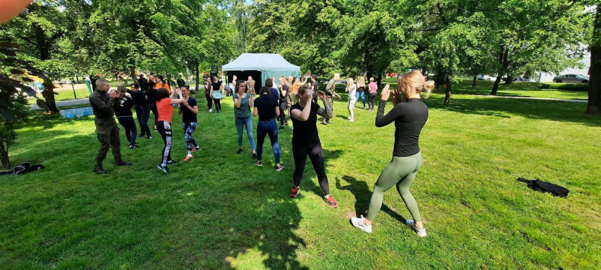 Kobiety ćwiczyły samoobronę w bolesławieckim parku