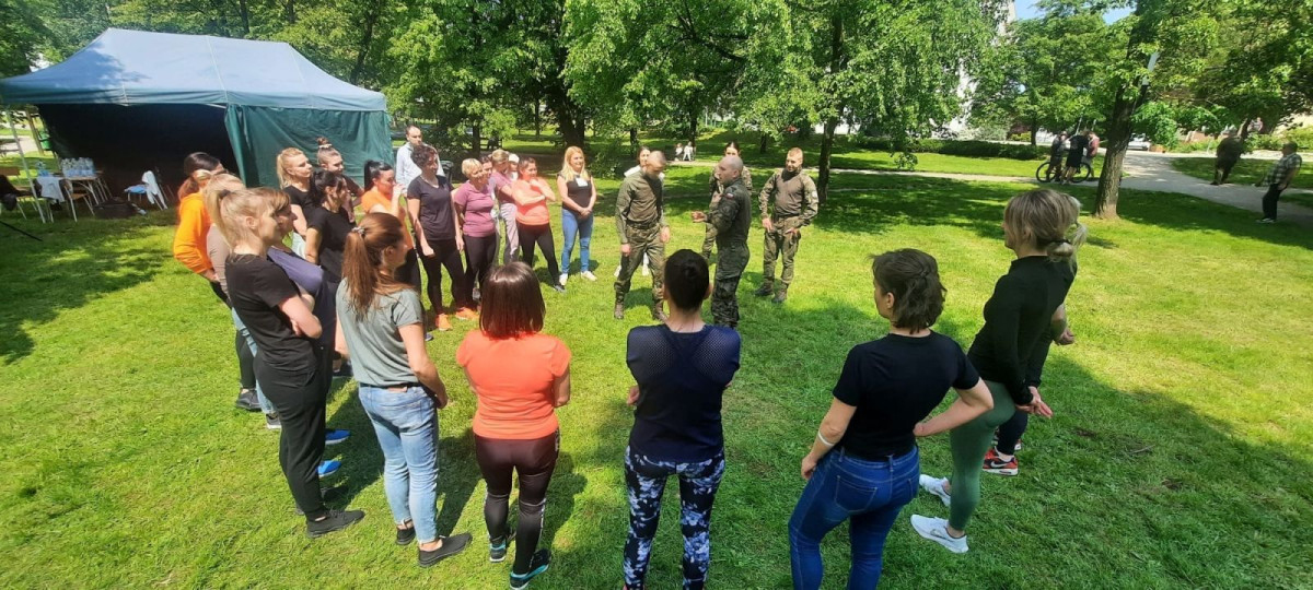 Kobiety ćwiczyły samoobronę w bolesławieckim parku