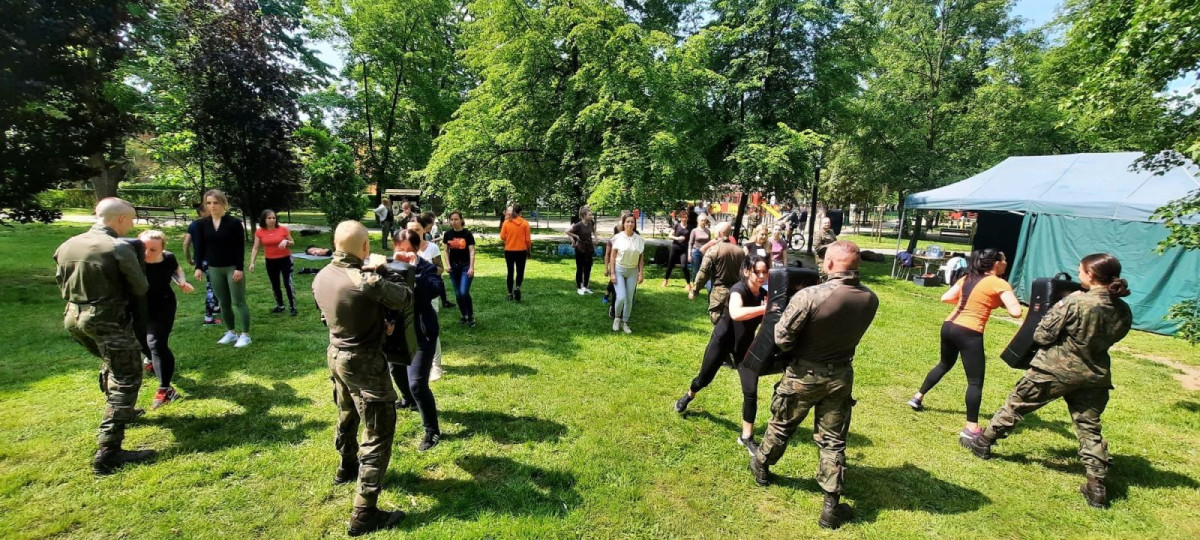 Kobiety ćwiczyły samoobronę w bolesławieckim parku