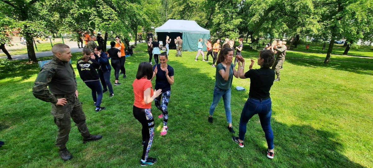 Kobiety ćwiczyły samoobronę w bolesławieckim parku