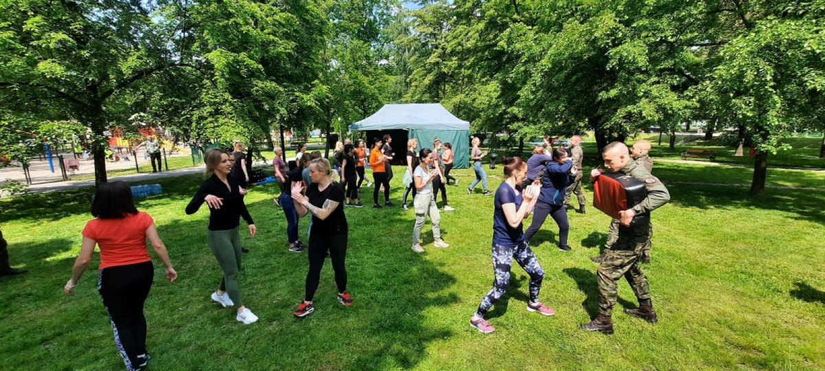Kobiety ćwiczyły samoobronę w bolesławieckim parku
