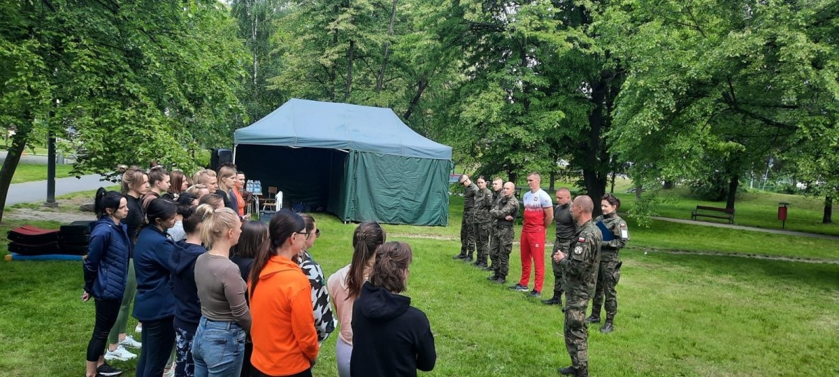 Kobiety ćwiczyły samoobronę w bolesławieckim parku