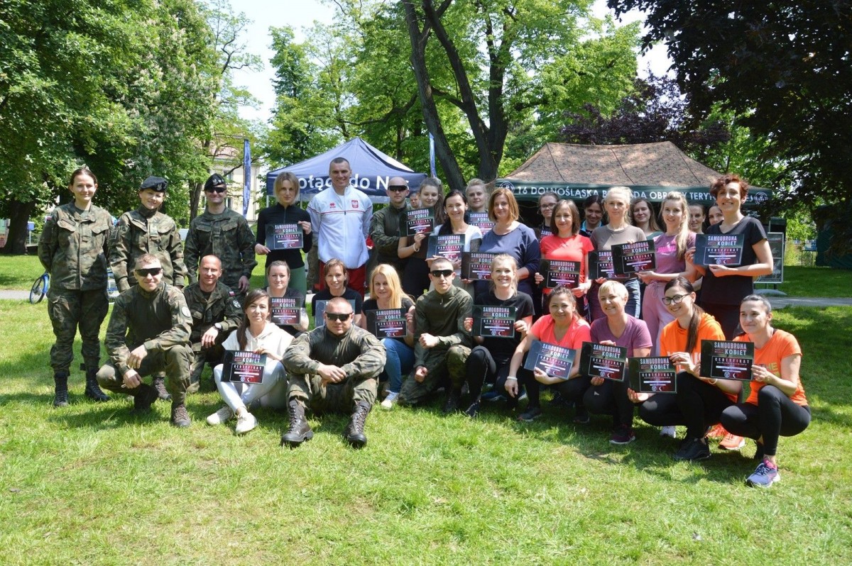 Kobiety ćwiczyły samoobronę w bolesławieckim parku