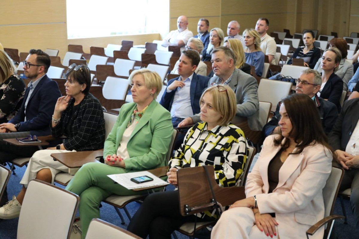 Uczestnicy konferencji ws. budowy mostu na Bobrze