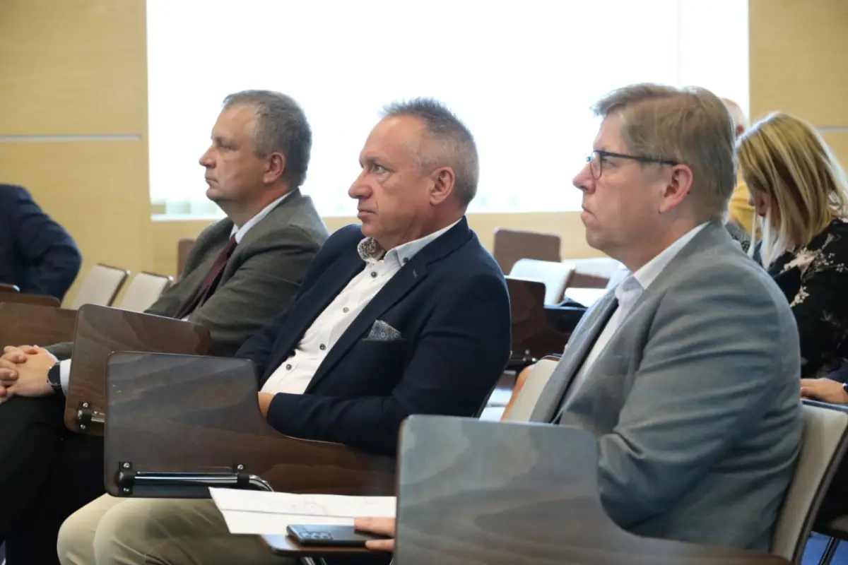 Uczestnicy konferencji ws. budowy mostu na Bobrze
