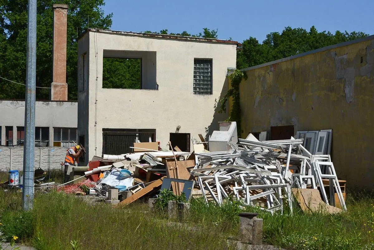 Trwa rozbiórka basenów odkrytych w Bolesławcu