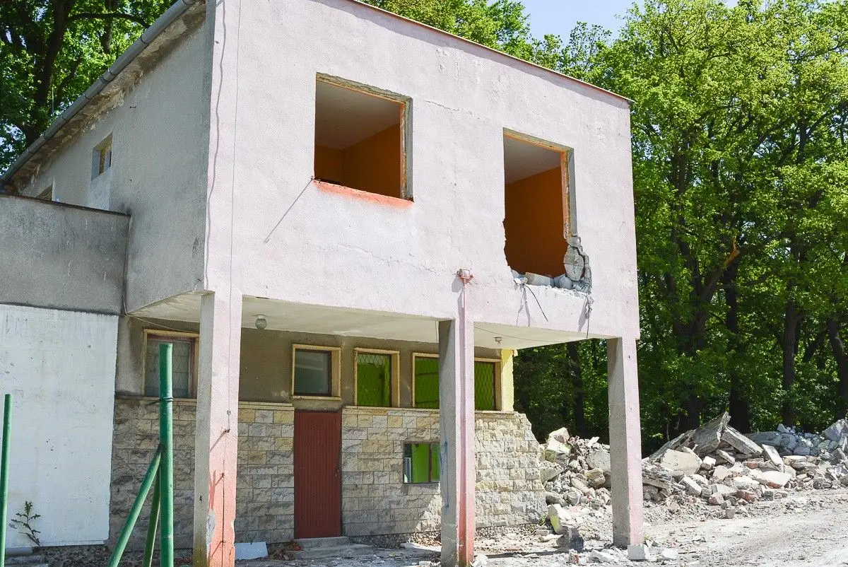 Trwa rozbiórka basenów odkrytych w Bolesławcu