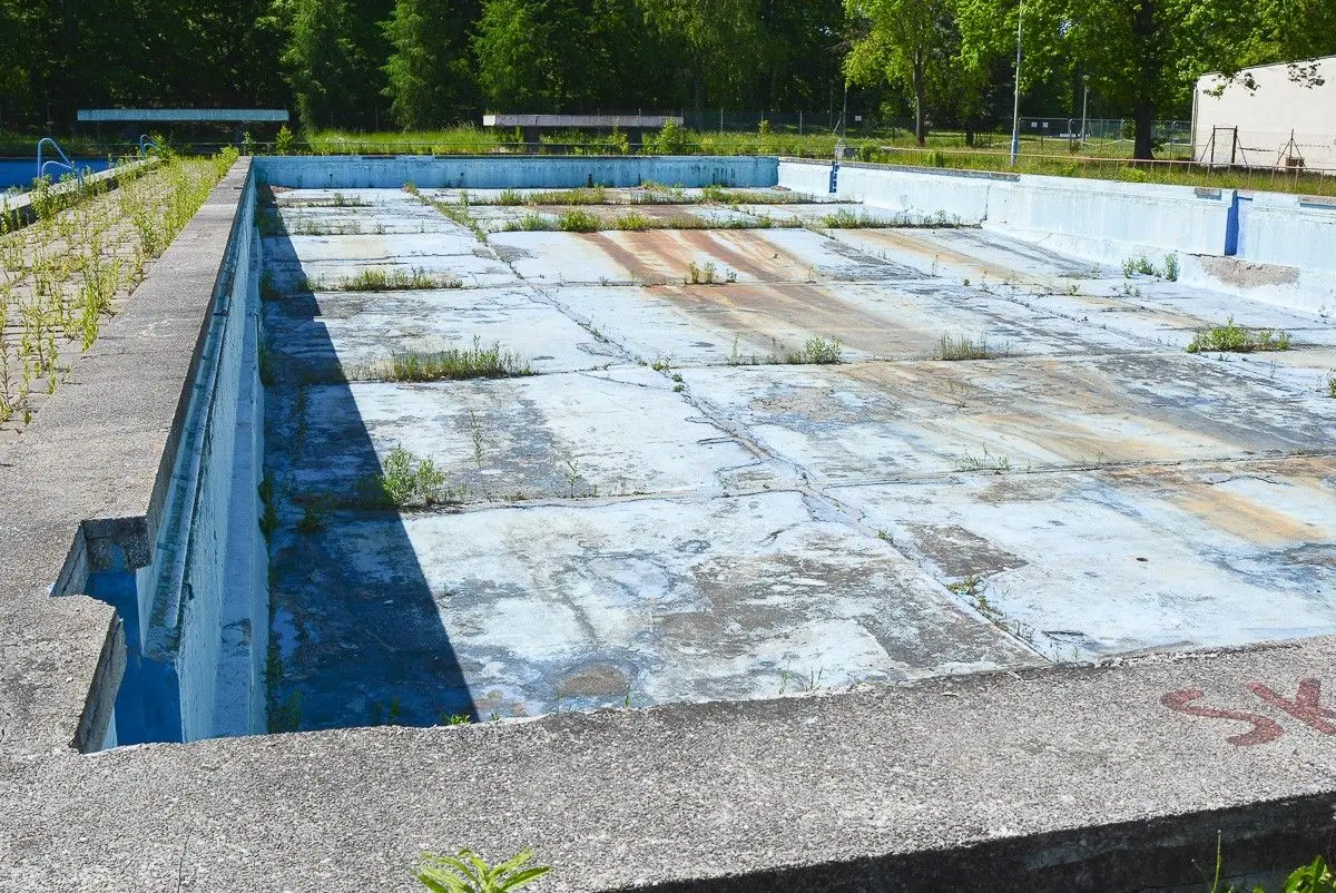 Trwa rozbiórka basenów odkrytych w Bolesławcu