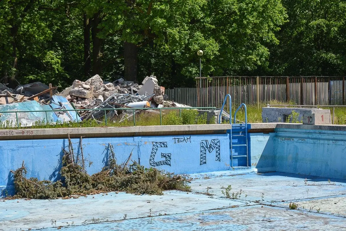 Trwa rozbiórka basenów odkrytych w Bolesławcu