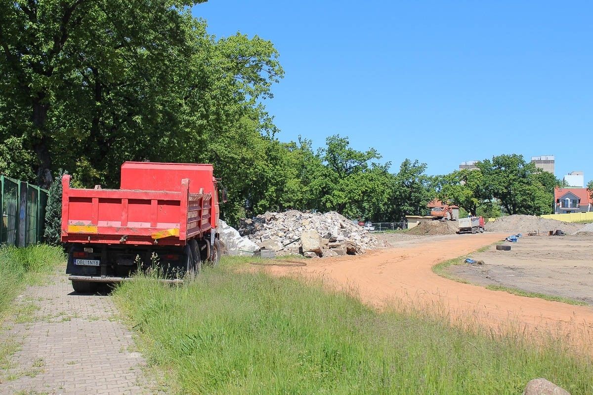 Wizytacja na przebudowywanym stadionie w Bolesławcu