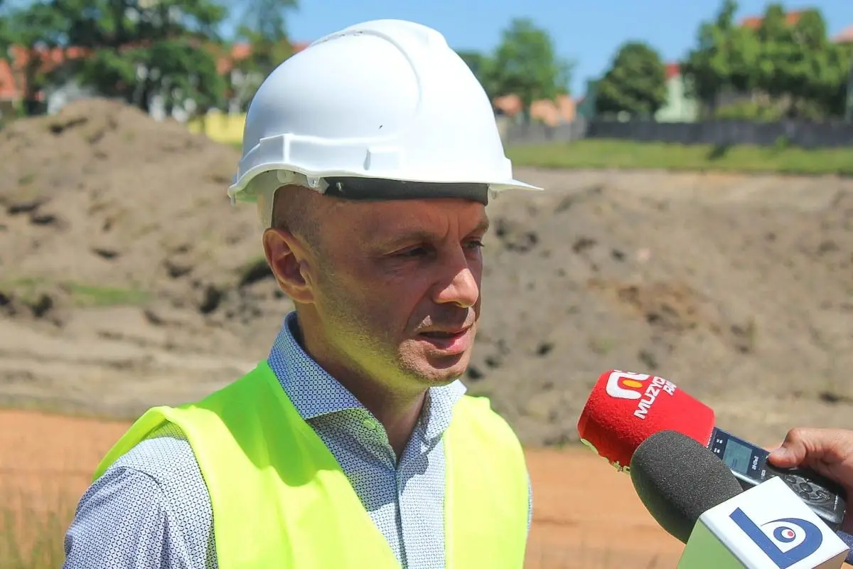 Огляд стадіону, що реконструюється, у Bolesławiec