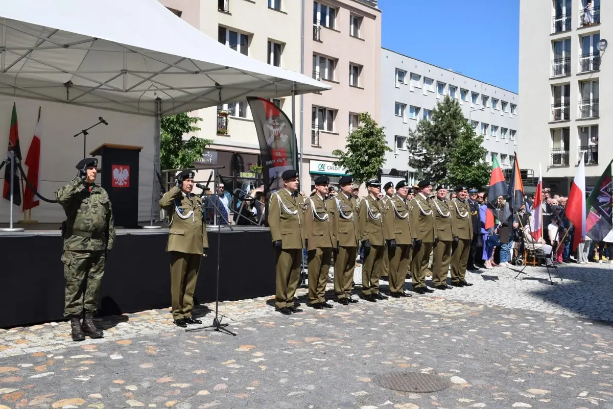 70 elewów z bolesławieckiego pułku złożyło przysięgę na lwóweckim Rynku