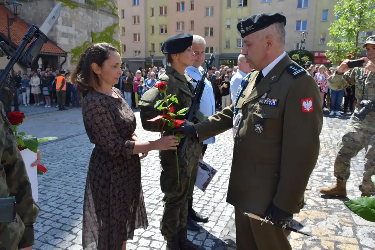 70 elewów z bolesławieckiego pułku złożyło przysięgę na lwóweckim Rynku