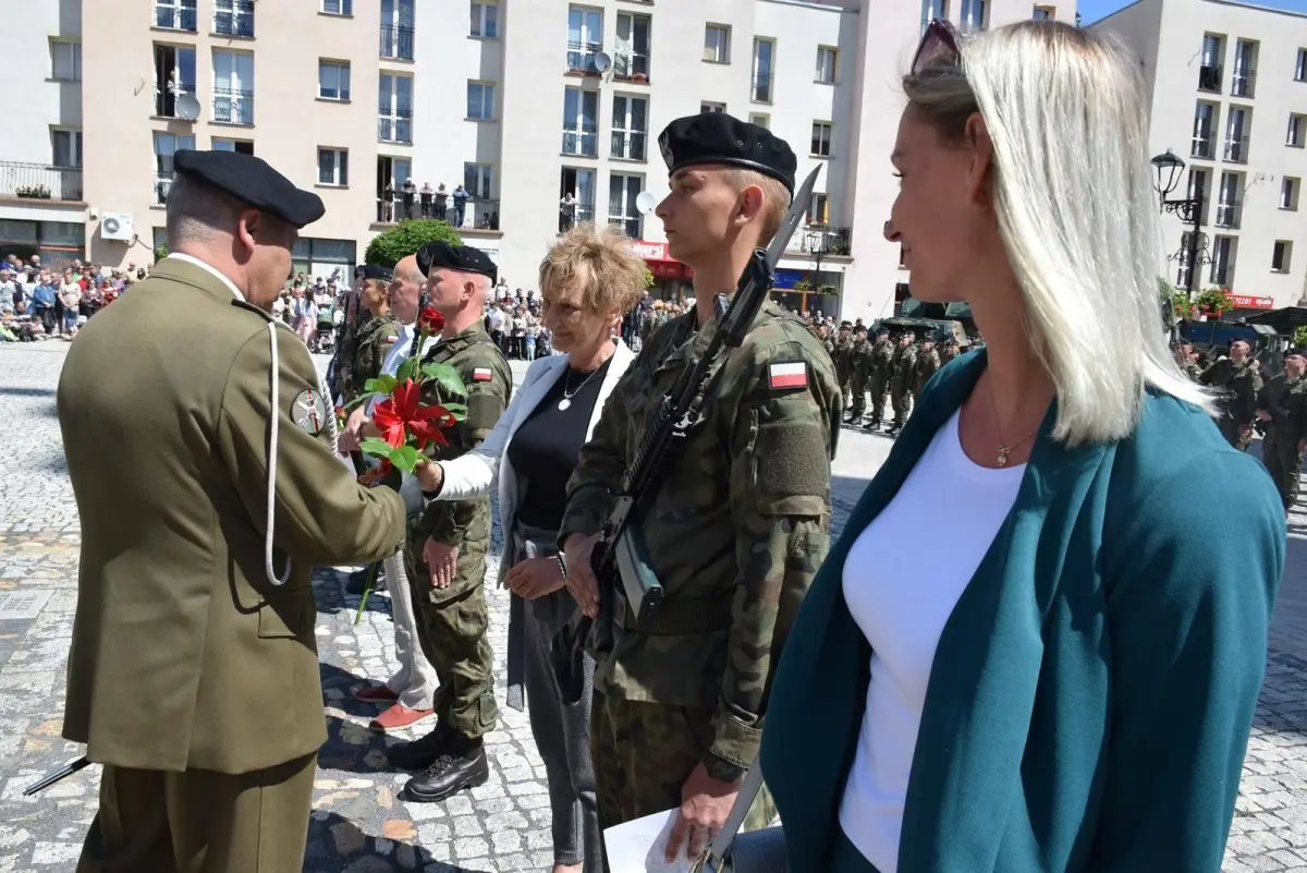 70 elewów z bolesławieckiego pułku złożyło przysięgę na lwóweckim Rynku