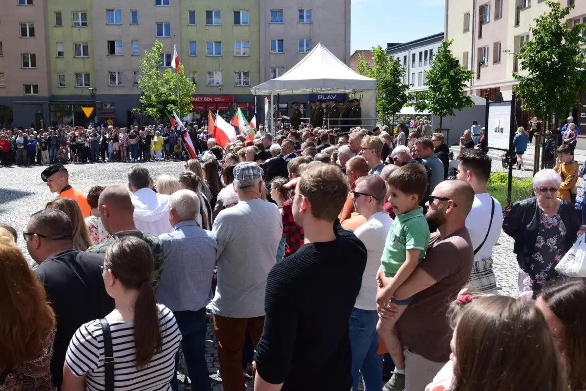 70 elewów z bolesławieckiego pułku złożyło przysięgę na lwóweckim Rynku