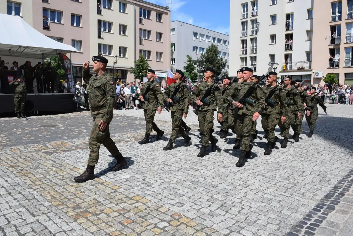 70 elewów z bolesławieckiego pułku złożyło przysięgę na lwóweckim Rynku