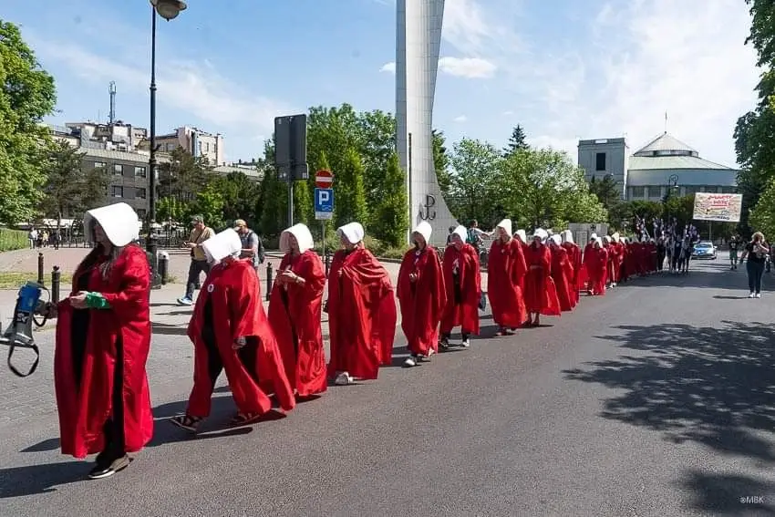 Marsz "podręcznych" Z Ogólnopolskiego Strajku Kobiet