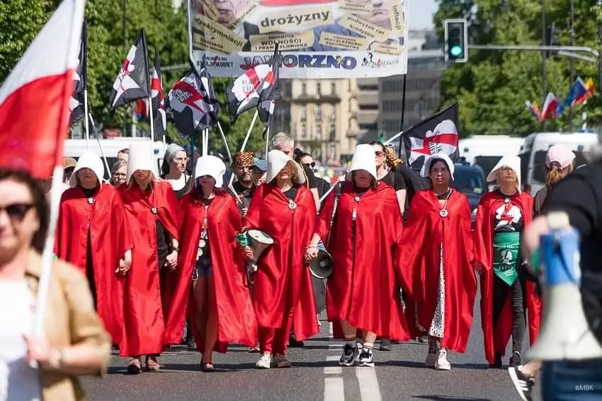 Marsz "podręcznych" Z Ogólnopolskiego Strajku Kobiet