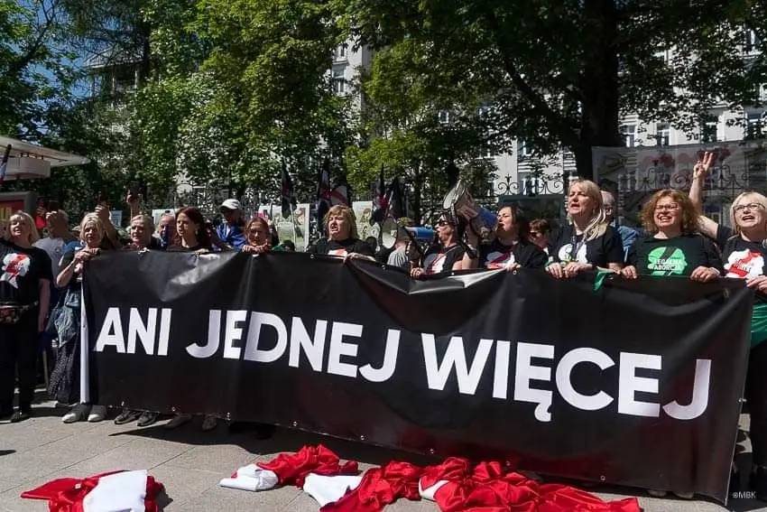 Marsz "podręcznych" Z Ogólnopolskiego Strajku Kobiet