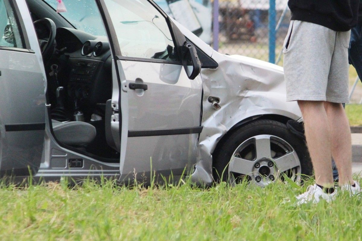 Zderzenie motocykla z autem koło wiaduktu