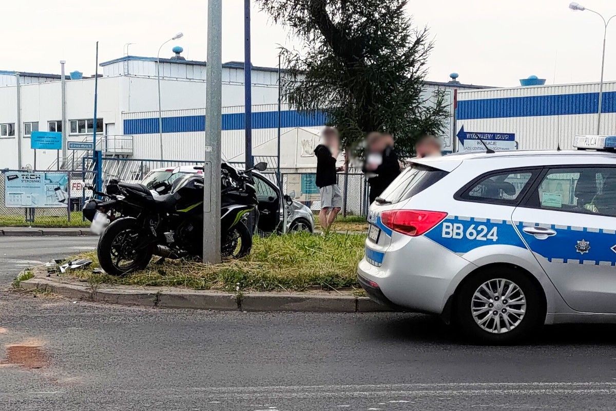 Zderzenie motocykla z autem koło wiaduktu