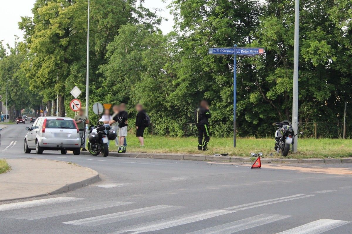 Zderzenie motocykla z autem koło wiaduktu