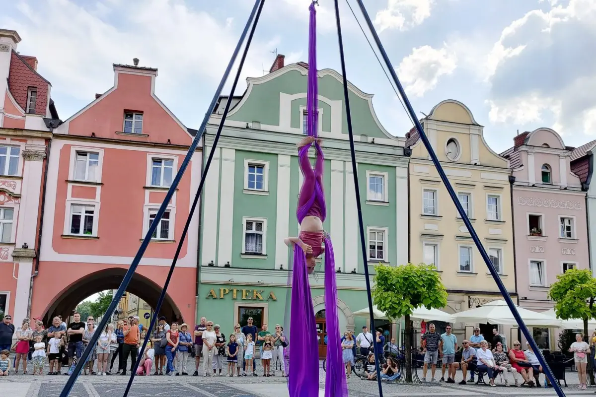 Porcelanowe Figurki na bolesławieckim Rynku