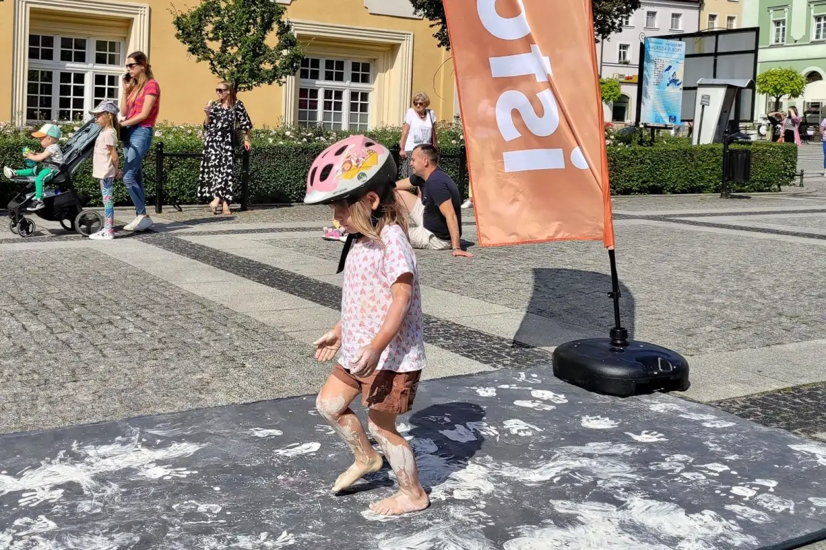 Porcelanowe Figurki in Bolesławiec Market Square