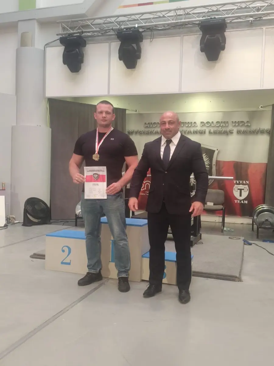 Żołnierz 23 Pułku Artylerii mistrzem Polski w wyciskaniu sztangi leżąc