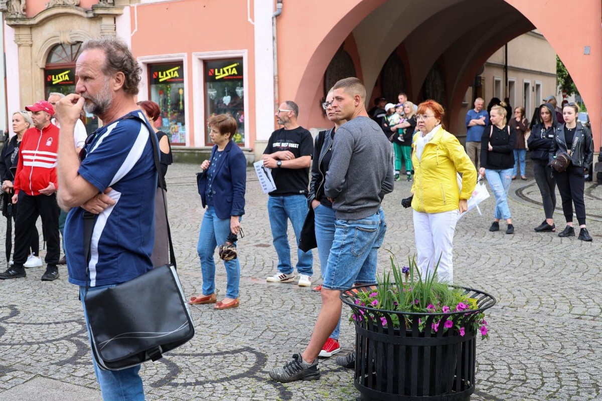 Protest na bolesławieckim rynku przeciw cynizmowi lekarzy i reżimowi PiS