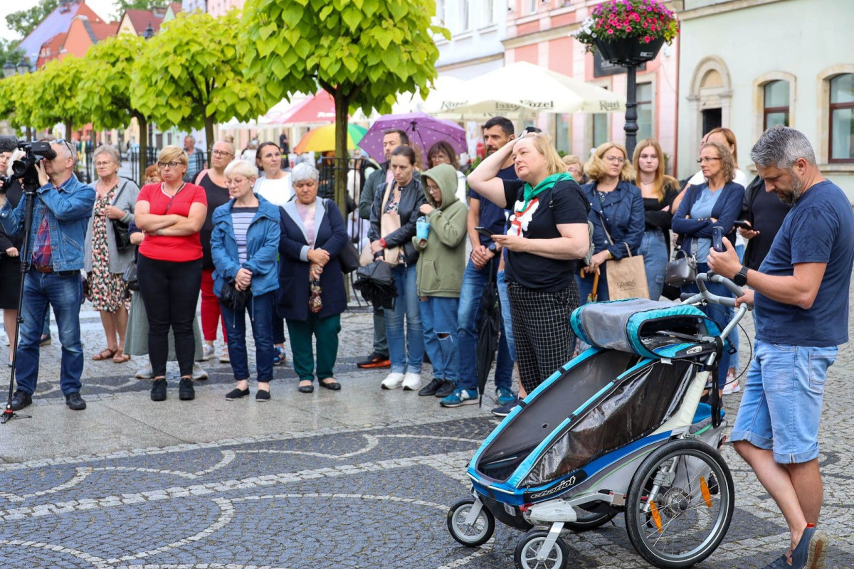 Protest na bolesławieckim rynku przeciw cynizmowi lekarzy i reżimowi PiS