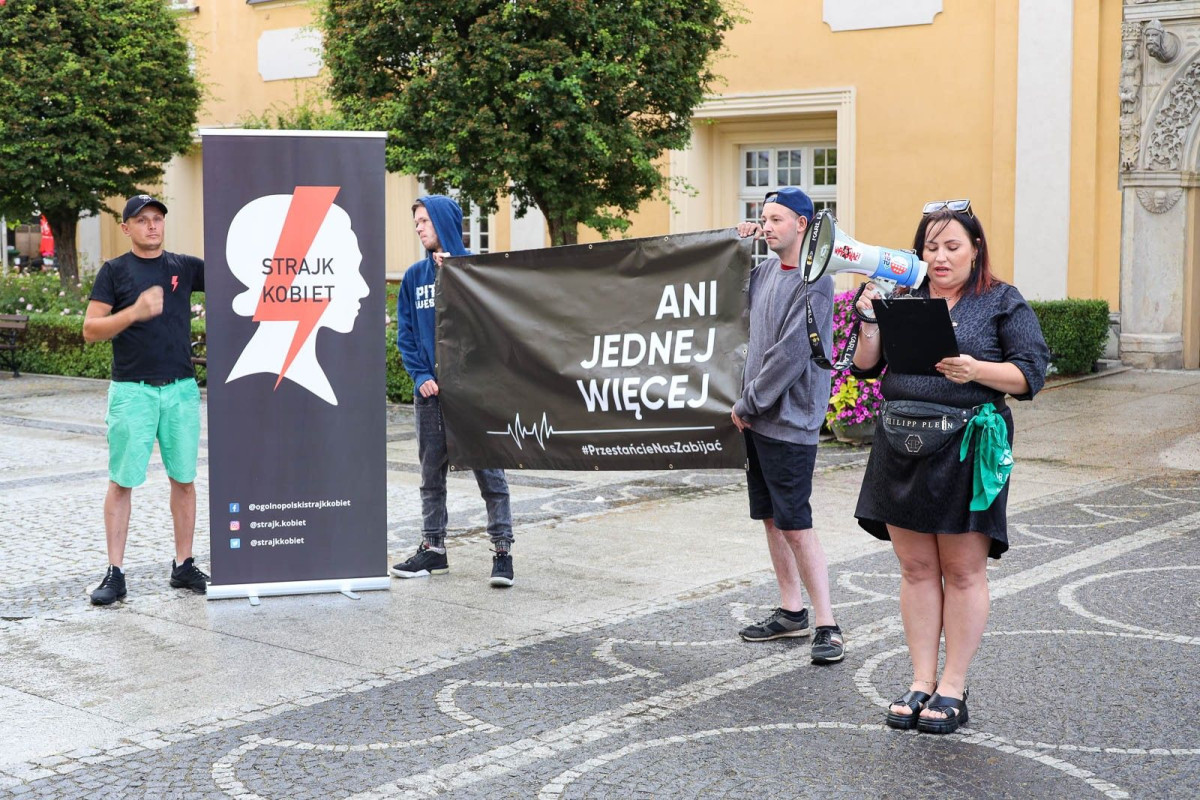 Protest na bolesławieckim rynku przeciw cynizmowi lekarzy i reżimowi PiS