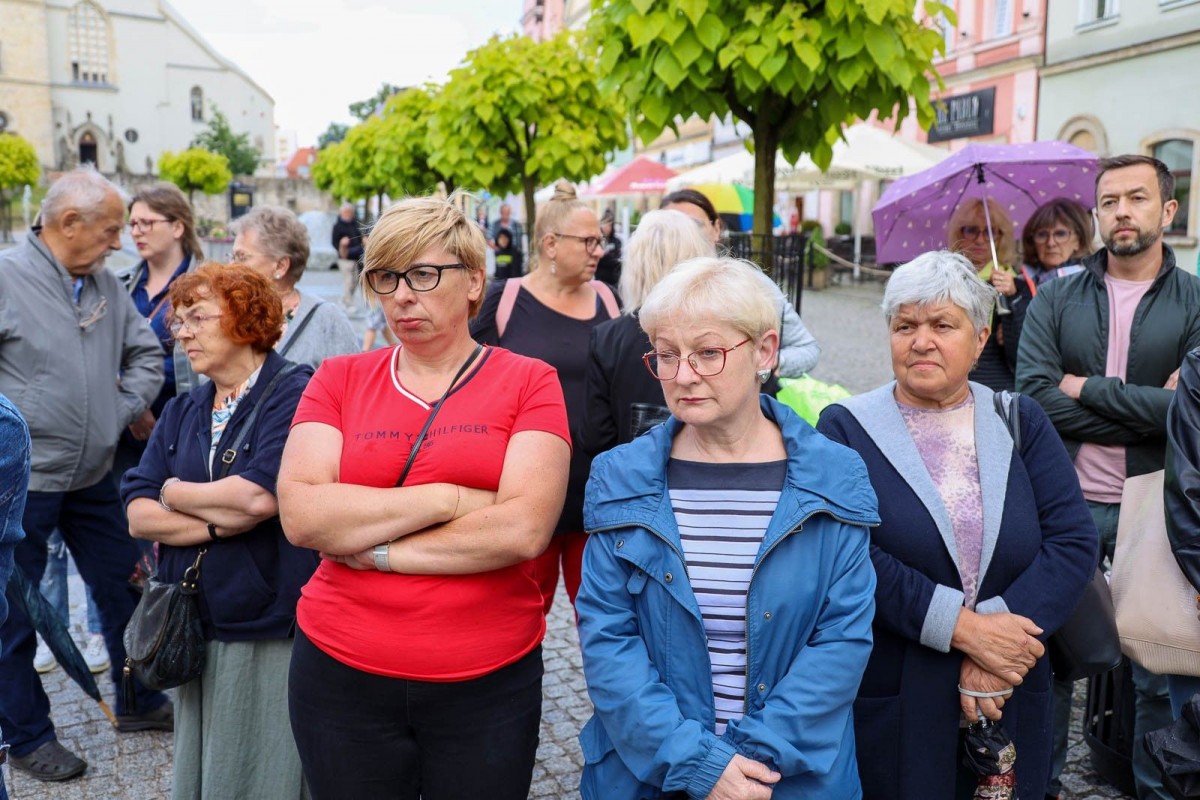Protest na bolesławieckim rynku przeciw cynizmowi lekarzy i reżimowi PiS