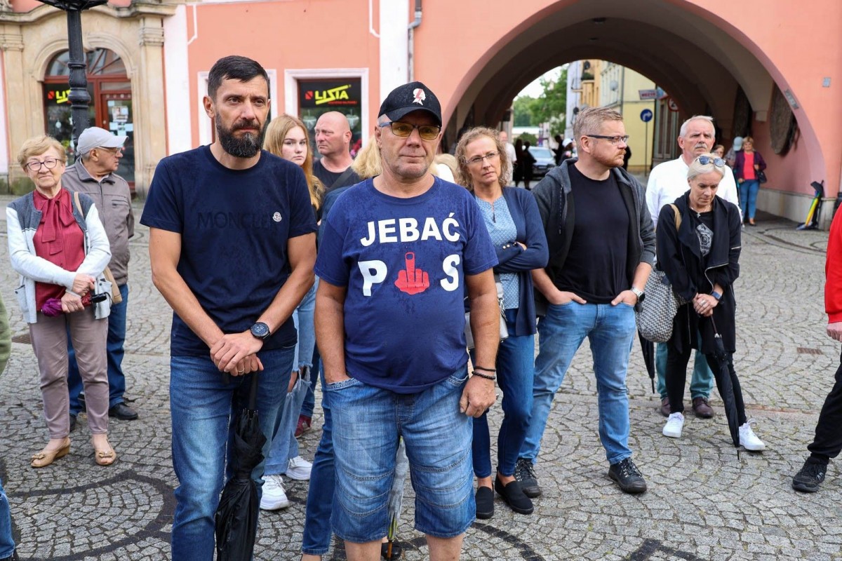 Protest na bolesławieckim rynku przeciw cynizmowi lekarzy i reżimowi PiS