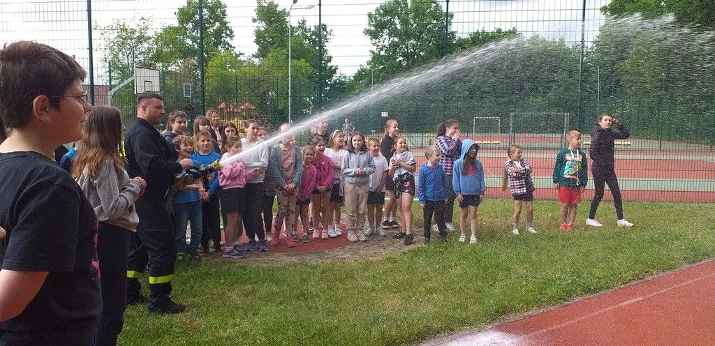 Firefighters at the Primary School in Dąbrowa Bolesławiecka