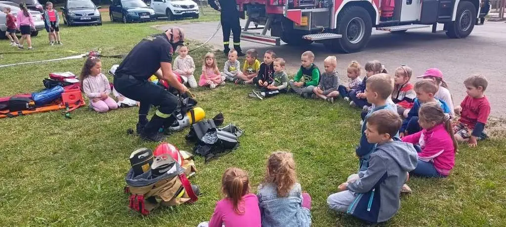 Firefighters at the Primary School in Dąbrowa Bolesławiecka