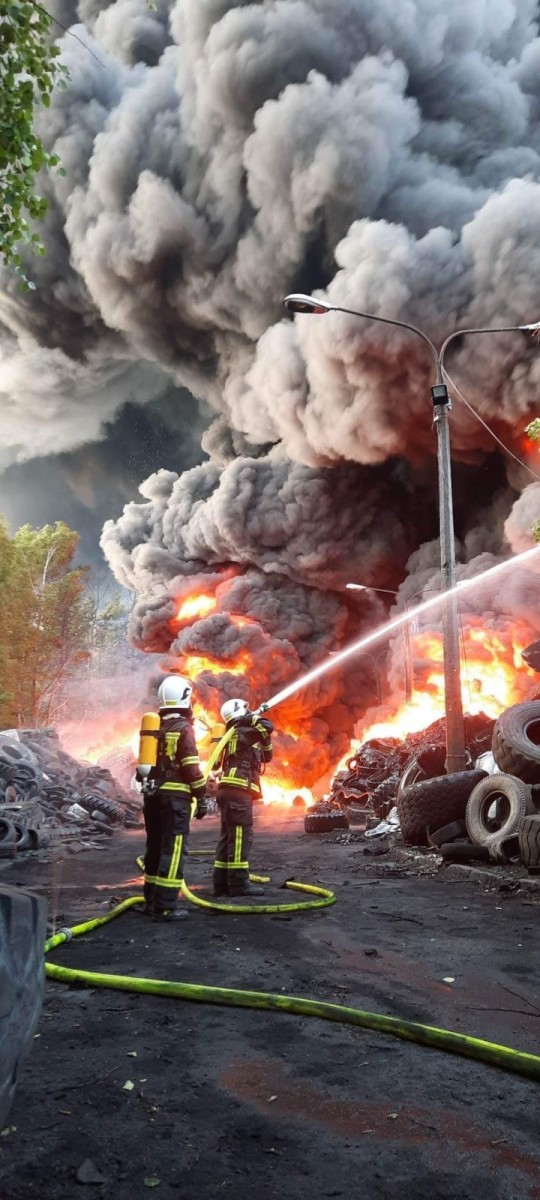 Wielki pożar składowiska opon. Z żywiołem walczy 25 zastępów straży pożarnej