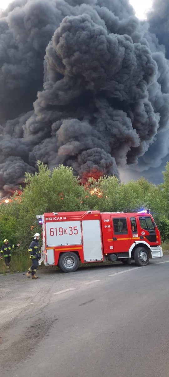 Wielki pożar składowiska opon. Z żywiołem walczy 25 zastępów straży pożarnej