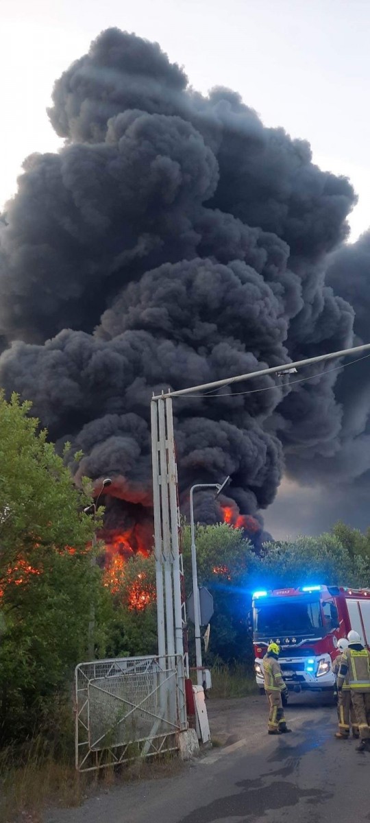 Wielki pożar składowiska opon. Z żywiołem walczy 25 zastępów straży pożarnej