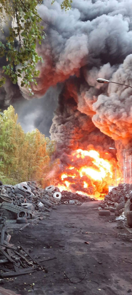 Wielki pożar składowiska opon. Z żywiołem walczy 25 zastępów straży pożarnej