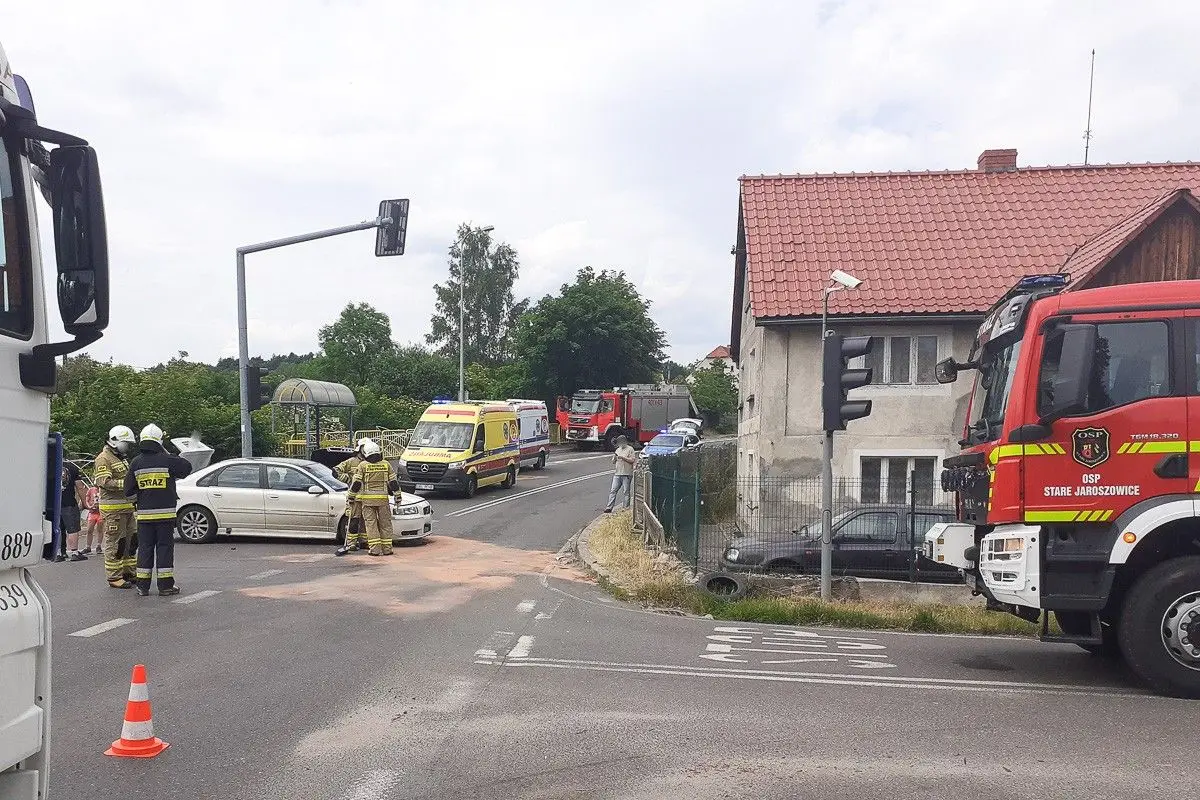 Zderzenie dwóch aut w Nowych Jaroszowicach