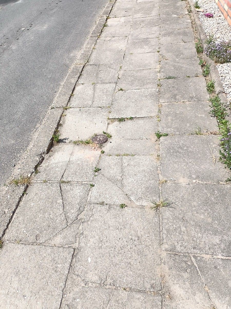 Chodnik przy ul. Mickiewicza w Nowogrodźcu