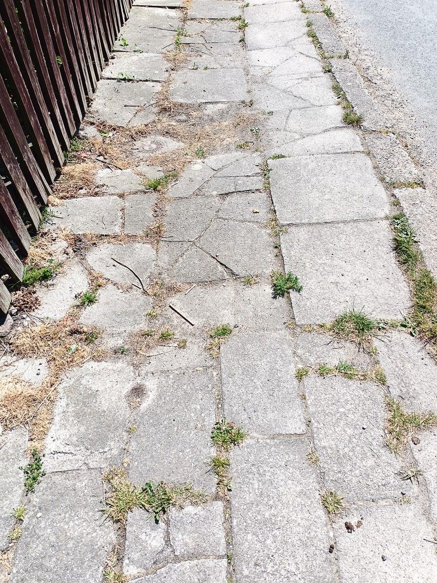 Chodnik przy ul. Mickiewicza w Nowogrodźcu