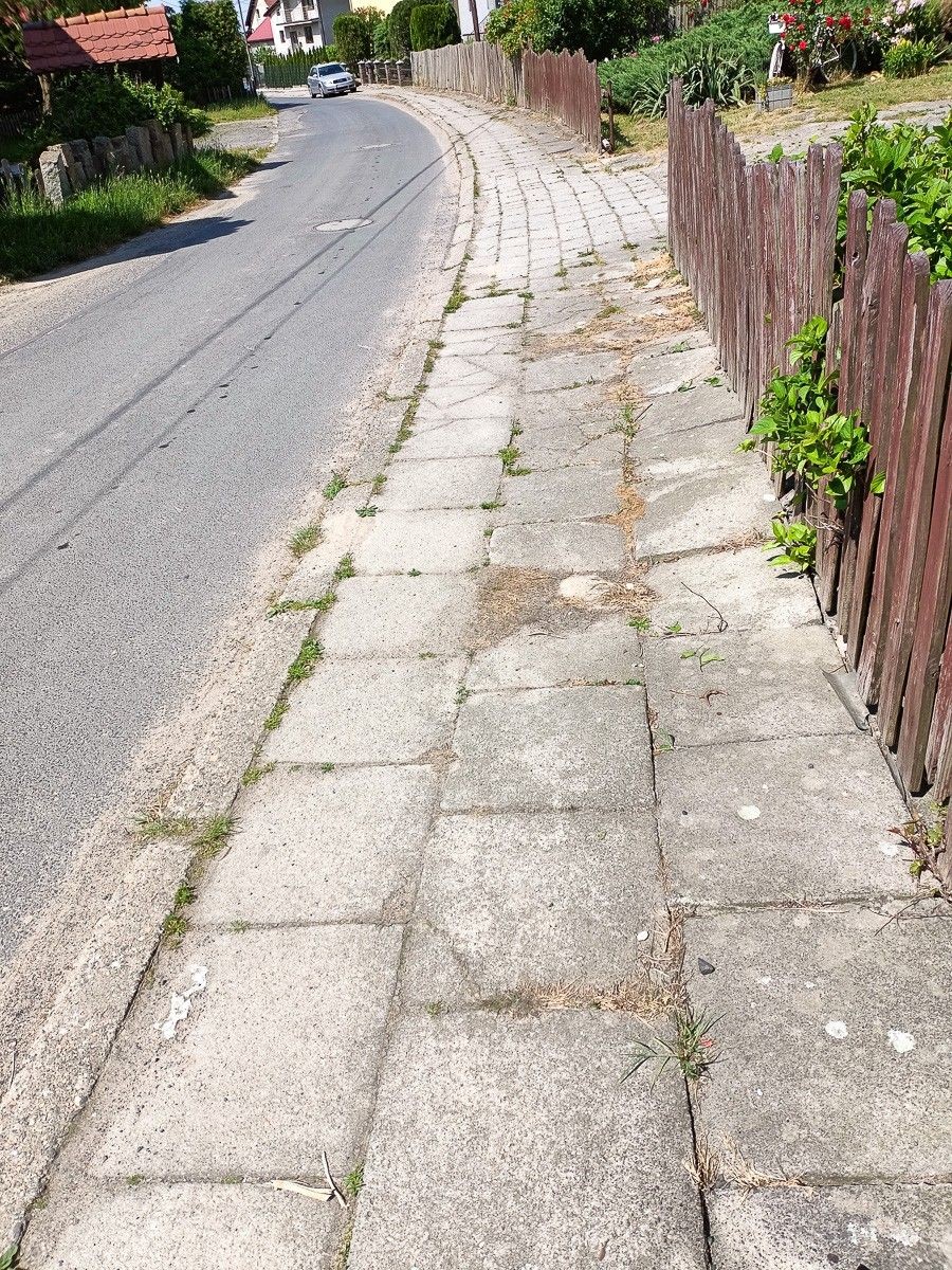 Chodnik przy ul. Mickiewicza w Nowogrodźcu