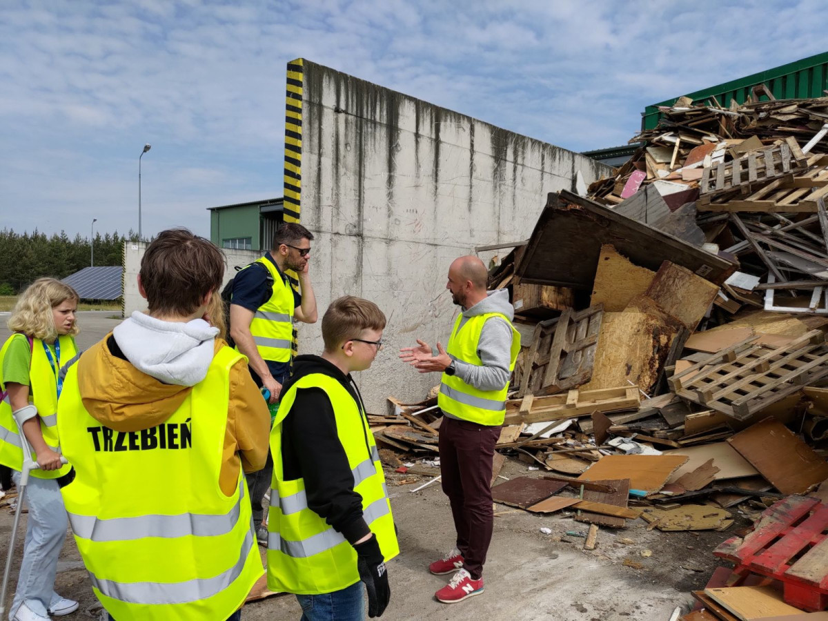 Wycieczka uczniów Szkoły Podstawowej nr 4 do MZGK i ZUOK w Trzebieniu